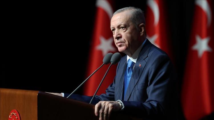 <p><strong><span style="color:rgb(178, 34, 34)">ERDOĞAN ZİRVEYİ BIRAKMIYOR</span></strong></p>

<p>Araştırma verileri, Cumhurbaşkanı Recep Tayyip Erdoğan&rsquo;ın uzun s&uuml;redir ilk sıradaki yerini koruduğunu bir kez daha ortaya koydu.&nbsp;</p>
