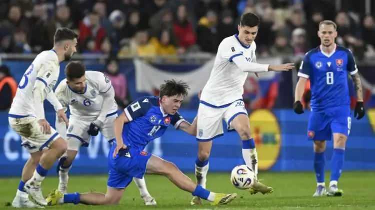 <p>Kosova ise Slovakya'yı 7 gol&uuml;n atıldığı ma&ccedil;ta 4-3 mağlup ederek finale y&uuml;kseldi.</p>
