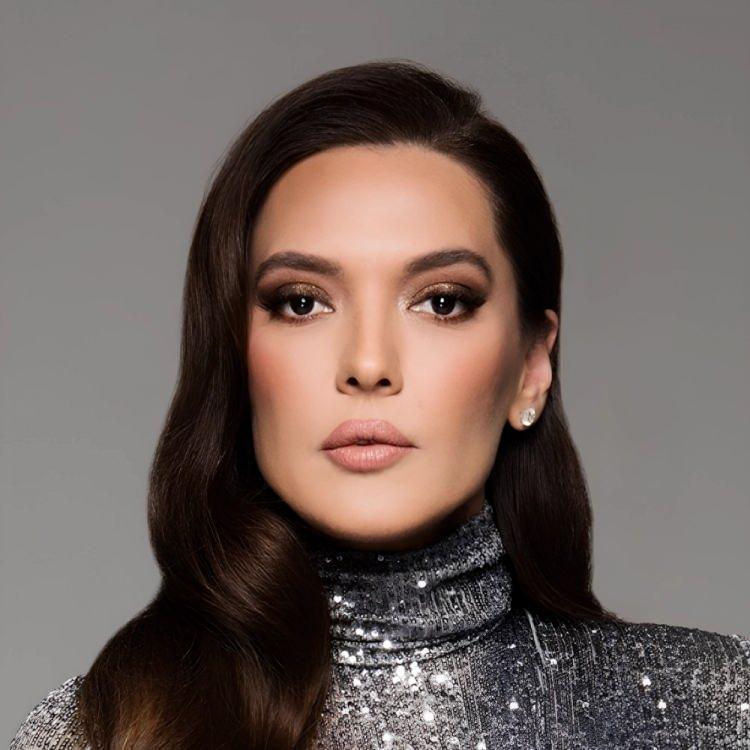 <p><strong>Yapay zeka dolandırıcıları bu defa da &uuml;nl&uuml; şarkıcı Demet Akalın'ı radarına aldı. Akalın'ın sesi ve g&ouml;r&uuml;nt&uuml;lerini birebir taklit ederek tıbbi bir &uuml;r&uuml;n sayesinde kilo verdiğini s&ouml;ylemiş gibi hazırlanan videoların sosyal medyada hızla yayılmasıyla birlikte g&uuml;ndeme bomba gibi oturdu.</strong></p>
