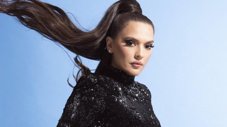 <p><strong>Dolandırıcıların &uuml;nl&uuml; şarkıcının ge&ccedil;miş zamanlarda zayıflama s&uuml;recini kullanarak onun hi&ccedil; s&ouml;ylemediği c&uuml;mleleri yapay zeka ile oluşturdu.<span style="color:#800080">&nbsp;<em>"2 ayda 14 kilo verdi"</em></span>&nbsp;, <em><span style="color:#800080">"T&uuml;m bunlar antrenman olmadan"</span></em> gibi c&uuml;mlelere yer verildi.</strong></p>
