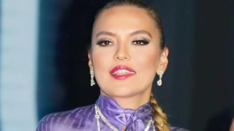 <p><strong>&Uuml;nl&uuml; şarkıcı,<em><span style="color:rgb(128, 0, 128)">&nbsp;"Bu sayfa da bug&uuml;n&uuml;n dolandırıcısı yapay zekayla yapmış."</span>&nbsp;diyerek yapılan paylaşımın altına <span style="color:#800080">"Siz iyi misiniz ya? Derhal silin bunu. Nasılbir gerizekalılıktır ya?"</span></em>&nbsp;yorumda bulundu.</strong></p>
