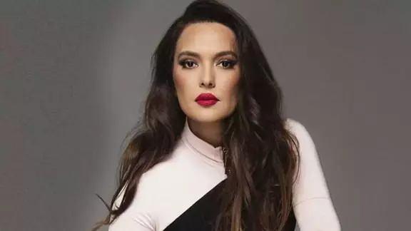 <p><strong>Akalın, yaşadığı s&uuml;reci a&ccedil;ık a&ccedil;ık anlatarak, <em><span style="color:#800080">"&Uuml;r&uuml;n tanıtımı yapıyor benim ağzımla. Hyataım ben 2 sen &ouml;nce sadece yağlarımı aldırdım, bir ka&ccedil; kez de herkesin bildiği zayıflama iğnesi kullandım. Yağ aldırma ameliyatı olana kadar her şeyi denedim."</span></em> diyerek s&uuml;reci olduk&ccedil;a a&ccedil;ık bir dille anlattı.</strong></p>
