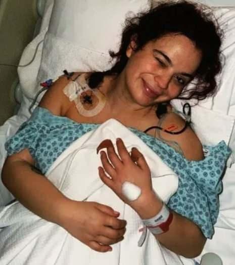 <p>Rahim miyomu ameliyatı sırasında yanlışlıkla bağırsağı kesilen Aslı Bekiroğlu, ge&ccedil;tiğimiz g&uuml;nlerde 6'ıncı kez bı&ccedil;ak altına yatmıştı.&nbsp;</p>
