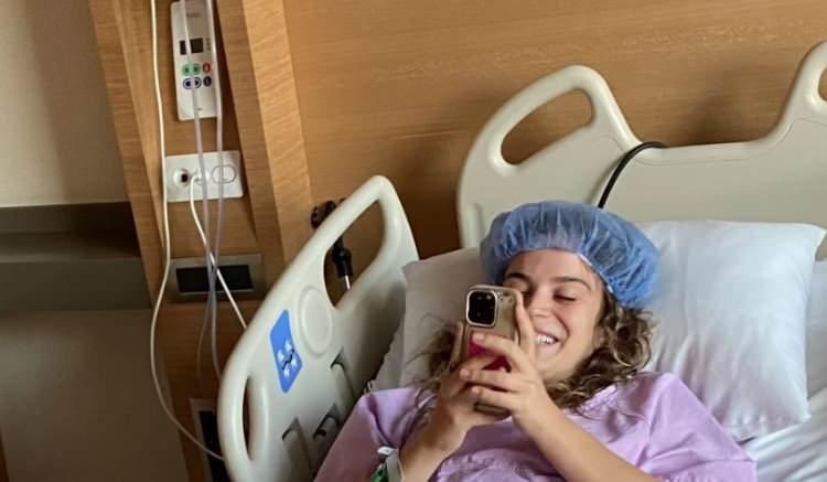 <p>'BAĞIRSAKLARIMI&nbsp; KESTİLER' DEMİŞTİ</p>

<p>&Uuml;nl&uuml; oyuncu yaşadığı talihsiz olayı şu s&ouml;zlerle ifade etti:</p>

<p>"Rahmimden miyom aldırmaya gittim. Rahmimden miyom alırlarken yanlışlıkla bağırsağımı kestiler, 7 santim kadar. Bir hafta sonra bir daha ameliyata girdim bağırsağımı kestikleri i&ccedil;in. &Ccedil;&uuml;nk&uuml; arada diktiler, sonra arada bir sızıntı olmuş bir şey olmuş falan." dedi.</p>
