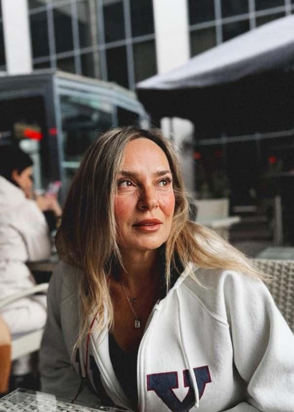 <p>Cefakar annem, hakkın &ouml;denmez. İnşallah bende 60 yaşında senin kadar g&uuml;zel ve sağlıklı olurum. Seni &ccedil;ok seviyorum. Anneninizin kıymetini bilin.. B&uuml;t&uuml;n bu s&uuml;re&ccedil; boyunca yavrusu acı &ccedil;ekiyo diye belki de benden daha &ccedil;ok yıpranan canım annem, en b&uuml;y&uuml;k destek&ccedil;im.. İYİ Kİ VARSIN! HEP OL!</p>
