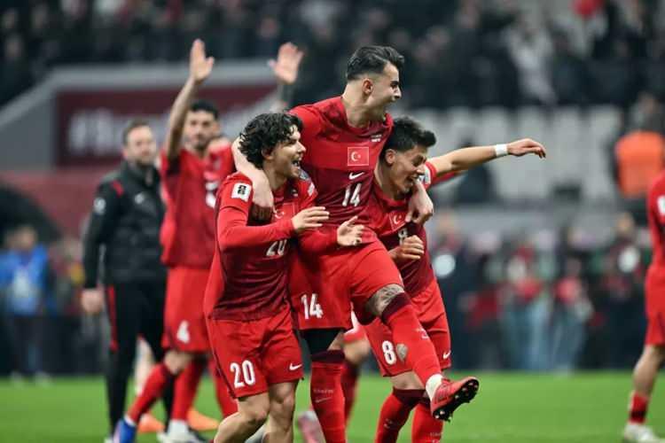 <p><strong>"T&uuml;rkiye'nin b&uuml;y&uuml;k bir turnuvadaki şansını y&uuml;kselten herkes, Euro 2020'deki felaket performansını aklında tutacaktır. O turnuvada s&uuml;rpriz aday olarak g&ouml;sterilmişlerdi ancak &uuml;&ccedil; ma&ccedil;ın hepsini kaybettiler."</strong></p>
