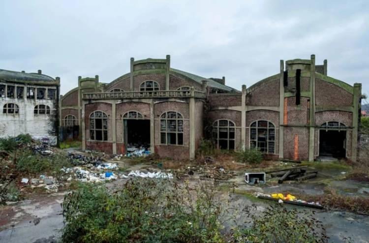 <p>Bel&ccedil;ika&rsquo;nın Charleroi kenti, yıllar &ouml;nce Hollanda basınında <strong>"d&uuml;nyanın en &ccedil;irkin şehri"</strong> olarak anılmasının ardından bambaşka bir turizm hikayesine sahne oldu.</p>
