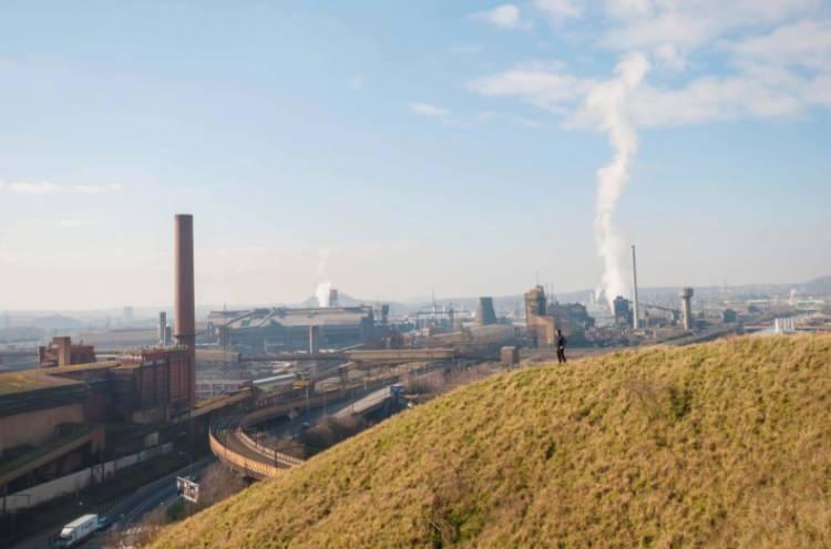 <p><strong>İNSANLAR AKIN AKIN GELİYOR</strong></p>

<p>Terk edilmiş fabrikaları, paslanmış &ccedil;elik yığınları ve gri g&ouml;ky&uuml;z&uuml;yle modern d&uuml;nyanın "&ccedil;&ouml;k&uuml;ş estetiğini" keşfetmek isteyen binlerce turisti kendine &ccedil;ekiyor.&nbsp;</p>
