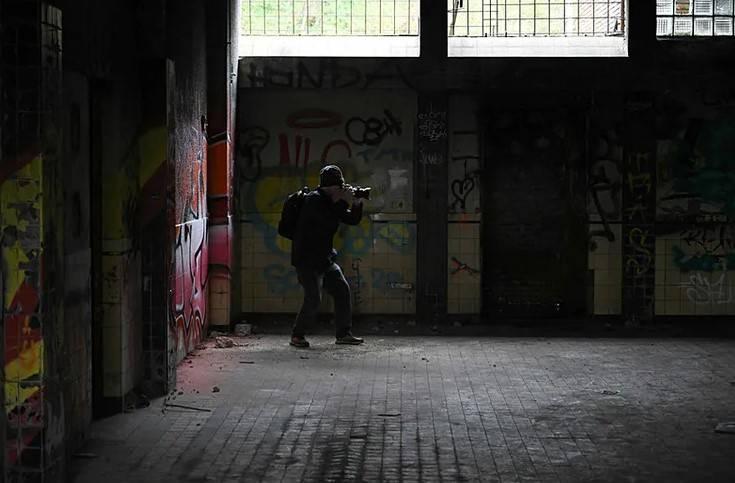 <p><strong>ŞAKA OLARAK BAŞLATTI</strong></p>

<p>Nicolas Buissart isimli bir adam, Hollanda basınının Charleroi&rsquo;yi &ldquo;d&uuml;nyanın en &ccedil;irkin kenti&rdquo; ilan etmesinin ardından şaka olarak başlattığı rehberlik faaliyetini yıllar i&ccedil;inde turistik bir projeye d&ouml;n&uuml;şt&uuml;rd&uuml;.</p>

<p>&nbsp;</p>
