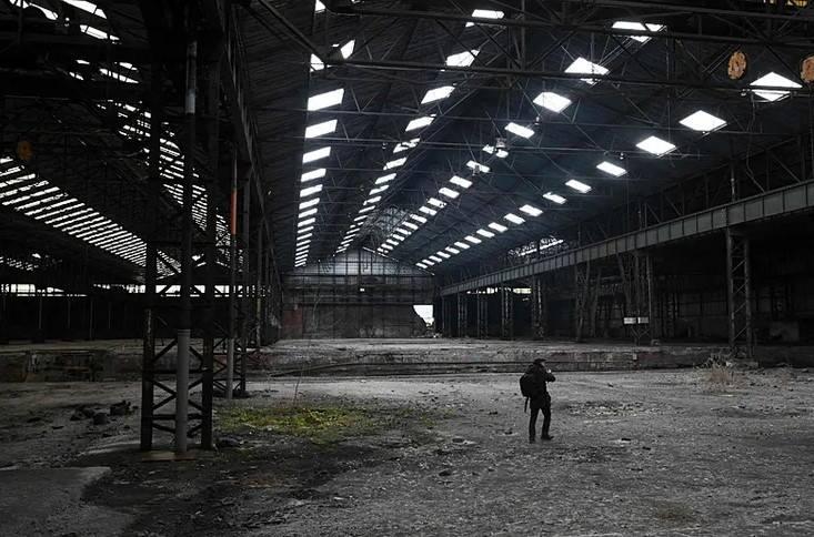 <p>&nbsp;AFP'nin haberine g&ouml;re; Charleroi&rsquo;ye gelen ziyaret&ccedil;iler de tam olarak bu &ldquo;izleri&rdquo; g&ouml;rmek istiyor. Fransa&rsquo;nın Lille kentinden gelen bir grup emekli turist, kentin &ccedil;&ouml;k&uuml;ş izlerini yerinde incelemek i&ccedil;in d&uuml;zenlenen tura katıldı.</p>
