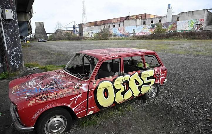 <p>Tur kapsamında ziyaret edilen alanlar arasında devasa beton-&ccedil;elik kalıntıları yer alıyor.&nbsp;</p>
