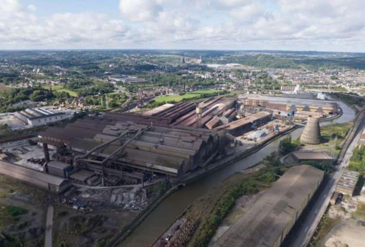 <p>Bir zamanlar k&ouml;m&uuml;r madenciliğiyle bilinen Charleroi, son madenin kapanmasının &uuml;zerinden 40 yılı aşkın s&uuml;re ge&ccedil;mesine rağmen yeni bir kimlik arayışında.&nbsp;</p>
