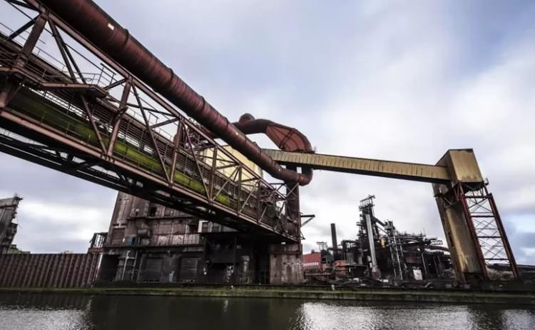 <p>Kent bug&uuml;n hala yeni bir kimlik arayışını s&uuml;rd&uuml;r&uuml;rken, &ouml;zellikle Ryanair&rsquo;in &ouml;nemli merkezlerinden biri olan havalimanıyla dikkat &ccedil;ekiyor.</p>
