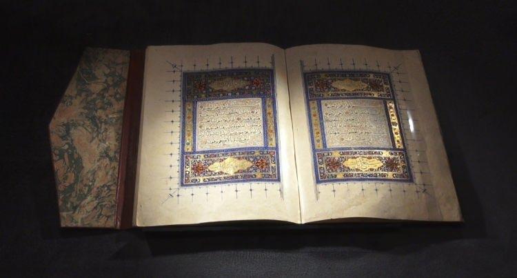 <p><span style="color:rgb(33, 37, 41)">Sergide, T&uuml;rk İslam Eserleri M&uuml;zesi ile S&uuml;leymaniye K&uuml;t&uuml;phanesi koleksiyonlarından se&ccedil;ilen 200 ila 1000 yıl arasında değişen ge&ccedil;mişe sahip 20 el yazması Kur&rsquo;an-ı Kerim yer alıyor.</span></p>
