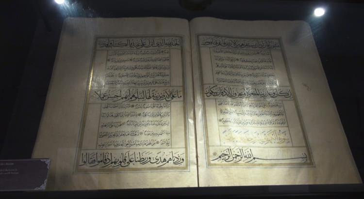 <p><span style="color:rgb(33, 37, 41)">Sergiye yoğun bir ilgi olduğunu ifade eden Mehmet Cabir Alper Arkeoloji M&uuml;zesinde g&ouml;revli Rest&ouml;rat&ouml;r S&uuml;meyye &Ouml;ndeş, &ldquo;Sergimizde toplamda 20 yazma eser bulunmaktadır. Kur'an-ı Kerimler, 200 ile 1000 bin yıllık tarihler arasında değişmektedir. Kuran-ı Kerimlerin tamamı yazma eserdir. Tamamı elle yazılmış, elle hazırlanmış, kağıdı da elle &uuml;retilmiştir. Bu sebepten &ouml;t&uuml;r&uuml; hi&ccedil;birinin eşi benzeri yoktur. &Uuml;nik eserlerdir. Sergimizde T&uuml;rk İslam Eserleri M&uuml;zesi koleksiyonundan eserler ve S&uuml;leymaniye K&uuml;t&uuml;phanesi koleksiyonuna bağlı eserler de mevcuttur. Eserlerde altın m&uuml;rekkep, siyah m&uuml;rekkep &ccedil;oğunlukla kullanılmıştır. Geneli s&uuml;sl&uuml;, tezhipli eserlerdir. Bu eserler Anadolu'da ilk kez Batman'da sergilenmektedir. Bu sebepten &ouml;t&uuml;r&uuml; şehrimizde sunulan bu sergi bizim i&ccedil;in b&uuml;y&uuml;k &ouml;nem arz etmektedir&rdquo; dedi.</span></p>
