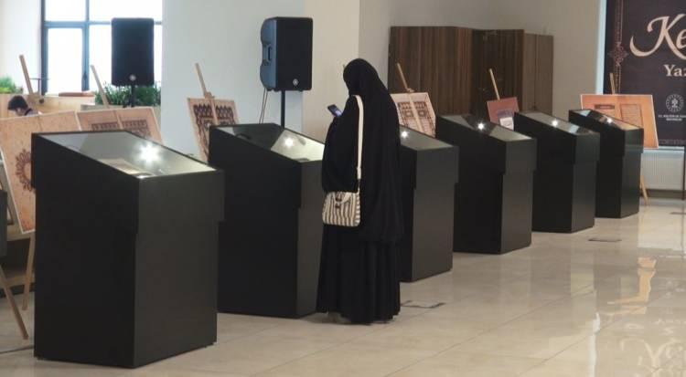 <p>&lsquo;OSMANLI, ORTA DOĞU VE İRAN COĞRAFYASINA KADAR YAYILAN ESERLERİ G&Ouml;RMEK M&Uuml;MK&Uuml;N&rsquo;</p>

<p>Asit oranı d&uuml;ş&uuml;k m&uuml;rekkeplerle el yapımı kağıtlara yazılan eserlerin bu sayede g&uuml;n&uuml;m&uuml;ze kadar korunduğunu ifade eden &Ouml;ndeş, &ldquo;Bu eserler farklı hattatlar tarafından yazılmıştır. Bunlardan en &ouml;nemli hattat Yakut el-Mustasimi'dir. Ardından Abdullah Herevi, Abdullah Kırımi ve Şeyh Hamdullah'tır. Sergimizde sergilenen Kur'an-ı Kerimler genel olarak Osmanlı d&ouml;nemine ait. Osmanlı d&ouml;neminde h&uuml;k&uuml;m s&uuml;rm&uuml;ş olan padişahlardan ve ayrıca ilk vitrindeki en eski tarihe tekab&uuml;l eden Abbasi d&ouml;nemine ait bir eserimiz var. Yazı ve s&uuml;sleme stili olarak da değerlendirecek olursak Orta doğu, İran coğrafyasına kadar yayılmış olan eserleri burada g&ouml;rmek m&uuml;mk&uuml;nd&uuml;r. Sergilenen Kur'an-ı Kerimler parş&ouml;men kağıdı ve elde &uuml;retilmiş kağıtlara yazılmıştır. Yazma mushaf kağıtlarının en karakteristik &ouml;zelliği bu kağıtların aharlanmış olmasıdır. Kağıdın &uuml;zerine yumurta akı ve nişasta gibi maddelerden oluşan bir tabaka s&uuml;r&uuml;l&uuml;r. Ardından &lsquo;m&uuml;hre&rsquo; denilen &ccedil;akıl taşıyla parlatılır. Bunun en temel sebebi m&uuml;rekkebin kağıdın liflerine n&uuml;fus etmesini &ouml;nlemek ve hattatın hata yaptığında m&uuml;rekkebin kolayca silinmesini sağlamaktır. Bu sayede doku g&ouml;zeneksiz ve p&uuml;r&uuml;zs&uuml;z bir hale gelerek hattatın yazı yazma işlemi kolaylaşmaktadır. &Ouml;zellikle geleneksel yazma mushaf kağıdında asit oranı &ccedil;ok d&uuml;ş&uuml;kt&uuml;r. Bu sayede sararıp, ufalanmazlar. Dayanıklılık lif yapısı g&uuml;&ccedil;l&uuml; olduğu i&ccedil;in mekanik direnci de olduk&ccedil;a y&uuml;ksektir. Y&uuml;zey, ahar sayesinde cam gibi p&uuml;r&uuml;zs&uuml;zd&uuml;r. Kalem kağıt &uuml;zerinde akıp gider. G&ouml;z&uuml; yormaması i&ccedil;in genellikle krem, nuhudi renkler ve fildişi tonları tercih edilmiştir. Bu eserlerin g&uuml;n&uuml;m&uuml;ze bu kadar muntazam ve g&uuml;zel bir şekilde gelmesinin temel sebebi kullanılan kağıdın asit oranı, m&uuml;rekkebin asit oranı, boyaların asit oranının &ccedil;ok d&uuml;ş&uuml;k olmasıdır. Kur'an-ı Kerim sergisinin, k&uuml;lt&uuml;r-sanat ve maneviyat bakımından şehrimizde olması bizim i&ccedil;in b&uuml;y&uuml;k &ouml;neme sahiptir. Sergimiz vatandaşlar tarafından b&uuml;y&uuml;k bir ilgi g&ouml;rd&uuml;. Bu sebepten &ouml;t&uuml;r&uuml; mutluyuz. Bu sergi nisan ayının ortalarına kadar devam edecek, ilgilileri bekliyoruz" diye konuştu.</p>
