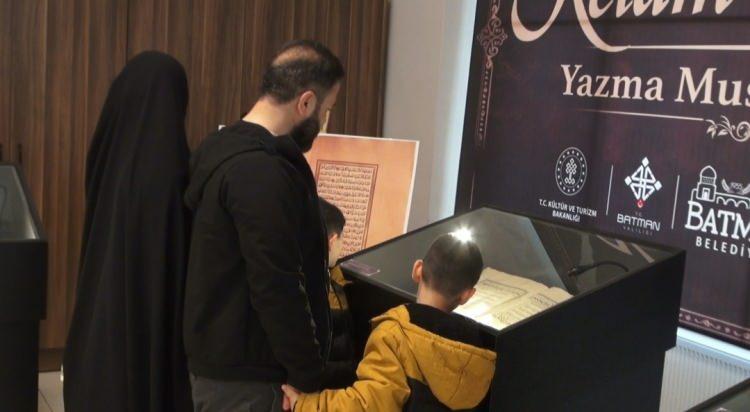 <p>&lsquo;BATMAN'DA SERGİLENMİŞ OLMASI BİZİM İ&Ccedil;İN B&Uuml;Y&Uuml;K AVANTAJ&rsquo;</p>

<p>Sergiyi gezmeye gelen Nimetullah Can, herkesi sergiyi g&ouml;rmeye davet ederek, &ldquo;Necat Nasıroğlu k&uuml;lliyesinde a&ccedil;ılan el yazması Kur'an-ı Kerim sergisinin olduğunu duymuştum. Siirt'ten de misafirim gelince onunla beraber bu g&uuml;zel sergiyi gezmek ve faydalanmak i&ccedil;in geldik, dolaştık. Hangi kalemlerle, nasıl yazıldığına baktığımız zaman hakikaten de insan şaşırıyor. M&uuml;thiş bir yetenek ve ben epey beğendim. Bu yazma eserlerin Batman'da sergilenmiş olması bizim i&ccedil;in b&uuml;y&uuml;k bir avantaj. Bunu başka yerde gidip g&ouml;rmek zor ama direkt buraya, halkımızın ayağına gelmiş olması ve bizim bunları inceleme fırsatımızın olması bizim i&ccedil;in b&uuml;y&uuml;k bir mutluluk. Batman halkımıza gelip yerinde bunları inceleyip g&ouml;rmelerini ve feyz alıp incelemelerini tavsiye ediyorum&rdquo; dedi.</p>
