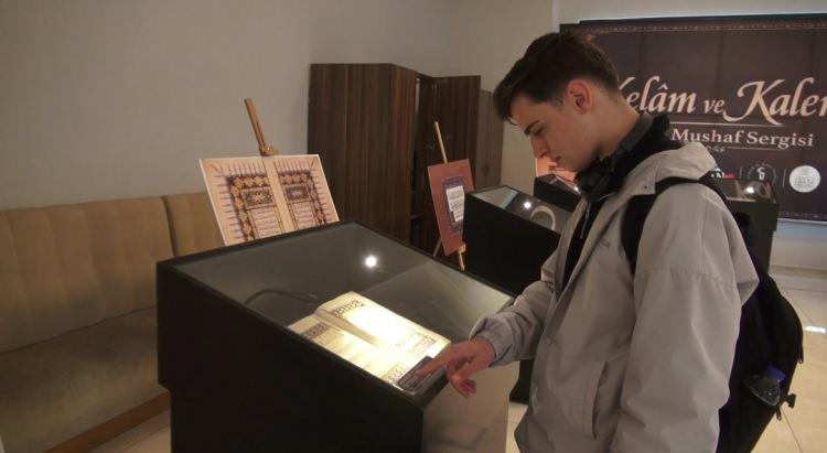 <p>&lsquo;B&Ouml;YLE BİR SERGİYİ BATMAN'DA BEKLEMİYORDUM&rsquo;</p>

<p>İstanbul'dan akrabalarını ziyaret i&ccedil;in Batman'a gelen Abdulkerim G&uuml;naydın ise &ldquo;Batman'a misafirliğe geldim. Sağ olsunlar yeğenlerim beni bu sergiye getirdiler. İstanbul'da alışkınız sergileri gezmeye ama Batman'da b&ouml;yle harika hatlarla yapılan bu sergiyi ilk defa g&ouml;r&uuml;yorum. &Ccedil;ok g&uuml;zel bir sergi. Hatlar &ccedil;ok m&uuml;kemmel. Bu eserlerin hepsi el yazısıyla yazılmış. Batman'da b&ouml;yle bir serginin olması &ccedil;ok g&uuml;zel zaten. Ben b&ouml;yle bir sergiyi Batman'da beklemiyordum ama harika bir şey. Vatandaşlar gelip burayı g&ouml;rs&uuml;nler. Memnun kalacaklar" diye konuştu.&nbsp;</p>
