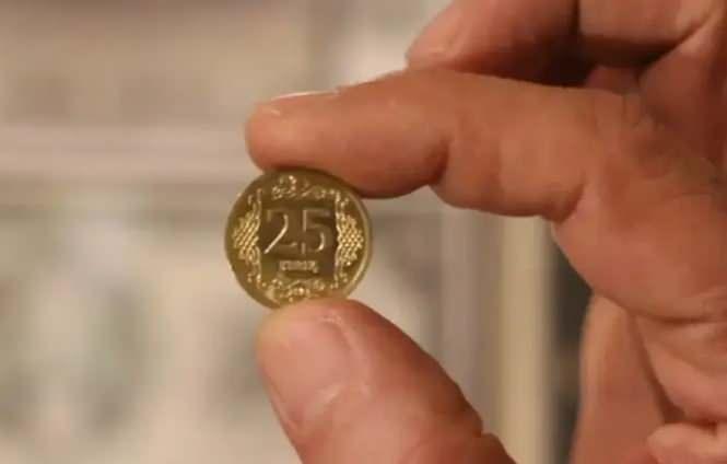 <p>T&uuml;rkiye Cumhuriyet Darphanesi tarafından basılan altın tonundaki 25 kuruşlar, sınırlı &uuml;retim, baskı hatası veya &ouml;zel d&ouml;nem basımı gibi nedenlerle koleksiyon d&uuml;nyasında değer kazandı.</p>

<p>&nbsp;</p>
