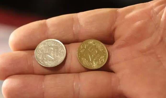 <p><span style="color:#B22222"><strong>EVİNİZDE VARSA SAKIN ATMAYIN</strong></span></p>

<p>Online a&ccedil;ık artırma siteleri ve koleksiyon platformlarında, &ouml;zg&uuml;n ve iyi durumdaki<strong> 25 kuruşlar 30 ila 35 bin TL</strong> arasında alıcı buluyor. Satıcılar, paranın rengi, kenar yazısı ve metal parlaklığına g&ouml;re fiyat belirliyor. &Ouml;zellikle<strong> "altın renginde" ve "hatasız basım"</strong> olan &ouml;rnekler, koleksiyoncular arasında y&uuml;ksek talep g&ouml;r&uuml;yor.</p>
