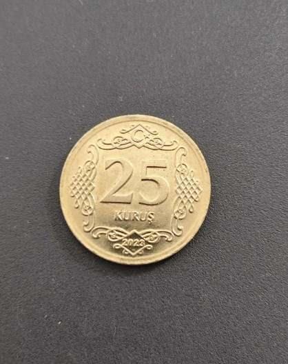 <p><span style="color:#B22222"><strong>L&Uuml;KS TELEFONLA TAKAS TEKLİFLERİ</strong></span></p>

<p>İlanlardaki dikkat &ccedil;ekici detaylardan biri de yapılan takas pazarlıkları oldu. Bazı kullanıcılar 25 kuruş i&ccedil;in 90 bin liraya kadar talepte bulunurken, iPhone 15 Pro Max gibi &uuml;st segment cep telefonlarıyla takas teklifleri g&uuml;ndeme geldi. Hatta bazı ilan sahipleri iki adet 25 kuruş karşılığında iPhone 16 ile takasa a&ccedil;ık olduklarını ifade etti.</p>
