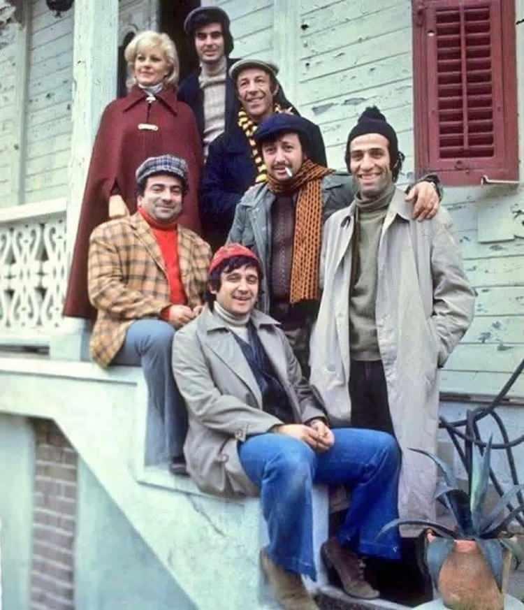 <p><span style="color:#FF0000"><strong>"KEMAL SUNAL'I TAKİP ETTİM VE O AN ANLADIM"</strong></span></p>

<p><strong>Sunal'ın g&ouml;sterişten uzak bir şekilde her zaman yardımsever bir kişiliği olduğunu belirten Sayın, ş&ouml;yle konuştu:</strong></p>

<p><strong>"Hi&ccedil;bir zaman &ccedil;ok samimi olmadık. Benimle mi &ouml;yleydi bilmiyorum. &Ccedil;ok mesafeli ciddi bir adamdı. Onun i&ccedil;in şaşırırdım. Sette bi bakıyorum Kemal bir kenarda yalnız, sessiz.&nbsp;</strong></p>
