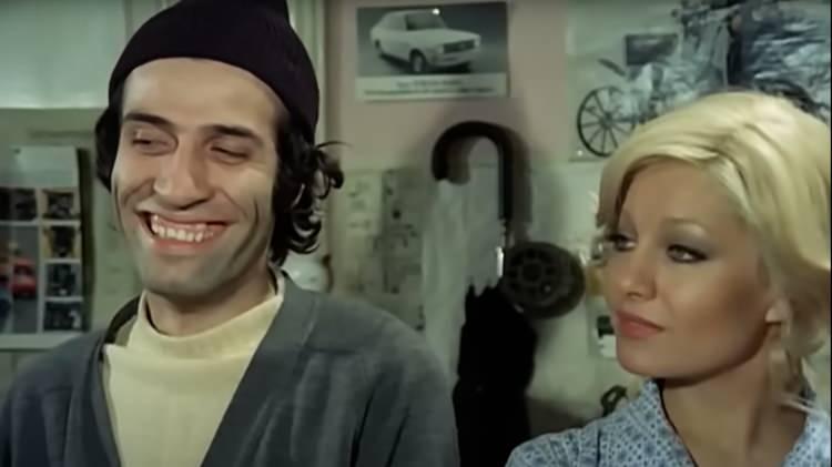 <p><strong>&Ccedil;ok ilgimi &ccedil;ekti. Takip ettim uzaktan o beni g&ouml;rm&uuml;yor. İnsanlara yardım ediyor evine gidene kadar. Ki maddi durumlarımız o zamanlar şimdiki gibi değildi. O zaman onu daha &ccedil;ok sevmiştim. Anladım ki &ccedil;ok g&uuml;zel bir y&uuml;reği var. Yardımsever &ccedil;ok iyi bir sanat&ccedil;ı. O zaman ona sevgim saygım daha da artmıştı."</strong></p>
