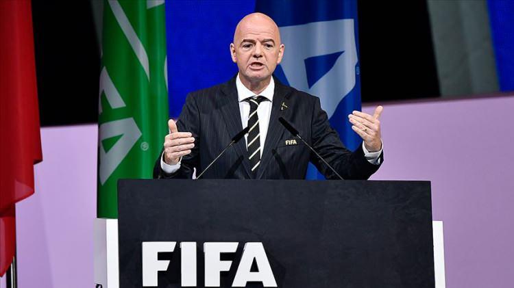<p>Buna g&ouml;re FIFA, 2026 D&uuml;nya Kupası'nda toplam<strong> 727 milyon dolar para &ouml;d&uuml;l&uuml;</strong> dağıtacak.</p>
