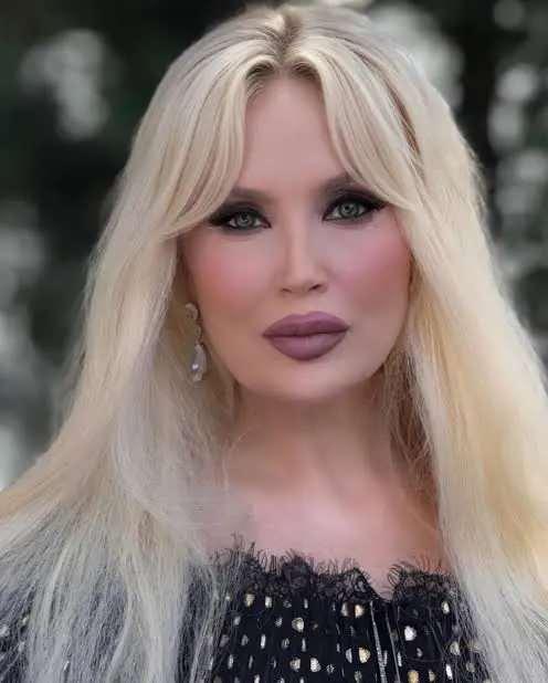 <p><strong>&Uuml;nl&uuml; şarkıcı ve sunucu Lerzan Mutlu, bu kez sivri s&ouml;zleriyle değil, makyajsız haliyle sosyal medyanın g&uuml;ndemine oturdu.</strong></p>
