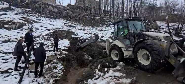 <p><span style="color:#A52A2A"><strong>K&Ouml;Y CAMİSİNİN SU HATTINDA ARIZA MEYDANA GELDİ</strong></span></p>

<p>&nbsp;</p>

<p>İl&ccedil;eye bağlı Beşatlı k&ouml;y&uuml;nde caminin su hattında meydana gelen arızayı gidermek i&ccedil;in &ccedil;alışma başlatıldı.&nbsp;</p>
