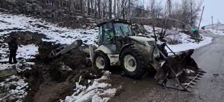 <p>K&ouml;y Muhtarı Fethi Erci, caminin kesilen suyunu tamir etmek i&ccedil;in ekiplerden yardım istediklerini belirterek,<strong><em> "K&ouml;y&uuml;m&uuml;z&uuml;n camisinin suyu gelmiyordu. İş makinesiyle arızanın olduğu b&ouml;lgede kazı &ccedil;alışmalarına başladık. İkinci kep&ccedil;e darbesiyle birlikte yaklaşık 1 metre boyunda bir yılan ortaya &ccedil;ıktı. Yılanı karın &uuml;zerinde g&ouml;r&uuml;nce &ouml;nce korktuk ve sonra o anları hemen cep telefonumla kaydettim."</em></strong> dedi.</p>
