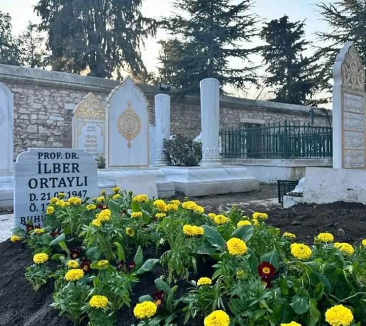 <p>Ortaylı&rsquo;nın ailesi, hem sevenlerine hem de kamuoyuna mezarlık ziyareti konusunda bilgilendirme yapmak amacıyla bir a&ccedil;ıklama yayınlamıştı. Restorasyon nedeniyle haziran ayına kadar Fatih Camii Haziresi&rsquo;nin ziyarete kapalı olacağı duyurulmuştu.</p>
