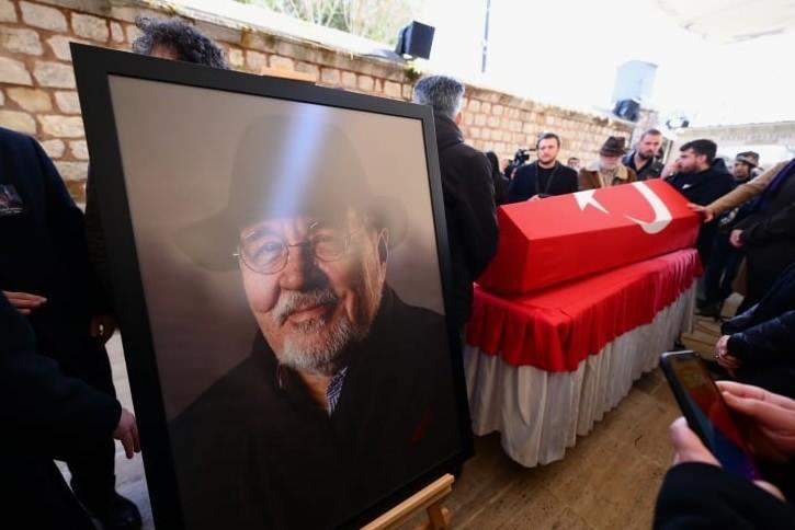 <p><span style="color:#B22222"><em><strong>Bu mirası yaşatabilmek, onun d&uuml;ş&uuml;nce d&uuml;nyasını ve bıraktığı kıymetli izleri gelecek nesillere aktarabilmek adına sosyal medya hesapları aktif kalmaya devam edecektir. Bu hesaplar, hocamızın fikirlerinin, hatıralarının ve eserlerinin paylaşılmaya devam edeceği bir buluşma noktası olacaktır."</strong></em></span></p>
