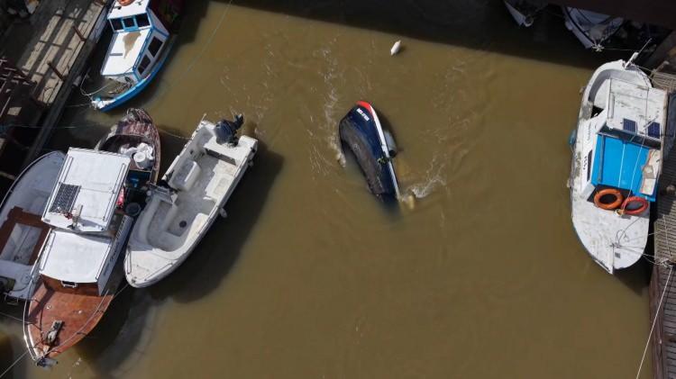 <p>Bu durum, &ouml;zellikle kıyıya yakın b&ouml;lgelerde suyun renginin kahverengiye d&ouml;nmesine yol a&ccedil;tı. Beykoz&rsquo;da Boğaz&rsquo;a d&ouml;k&uuml;len G&ouml;ksu Deresi&rsquo;nden gelen yoğun &ccedil;amurlu akış dikkat &ccedil;ekerken, dere &ccedil;evresinde bulunan bazı k&uuml;&ccedil;&uuml;k teknelerin su alarak battığı g&ouml;r&uuml;ld&uuml;.</p>
