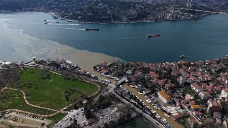 <p>'KARASAL GİRDİLER ARTAR'</p>

<p>Renk değişimini değerlendiren İstanbul &Uuml;niversitesi (İ&Uuml;) Su Bilimleri Fak&uuml;ltesi Deniz Biyolojisi ABD, Deniz ve İ&ccedil;su Kaynakları Y&ouml;netimi B&ouml;l&uuml;m&uuml; &ouml;ğretim &uuml;yesi Prof. Dr. Bayram &Ouml;zt&uuml;rk, "Bunlar &ccedil;amur. Kıyısal ekosistemde sorunlar olabilir. &Ccedil;ok yağmur yağdığında da karasal girdiler artar " dedi.</p>
