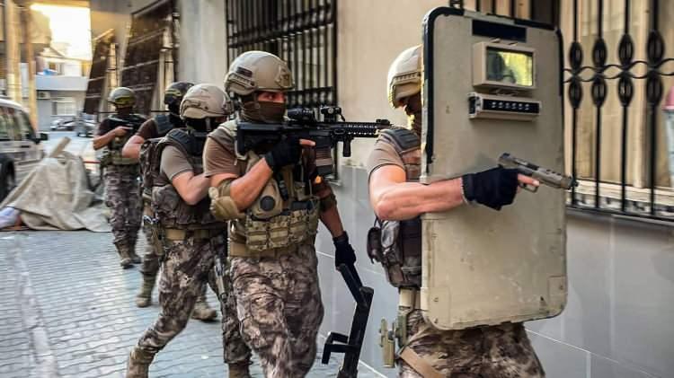 <p><span style="color:#B22222"><strong>'YAKALANSAM DA BİR ŞEY OLMAZ' ALGISI YIKILDI</strong></span></p>

<p>&nbsp;</p>

<p>Ruhsatsız silah taşıyanlara y&ouml;nelik uygulanan cezanın caydırıcılığının arttığını s&ouml;yleyen Vali G&uuml;l, 'Su&ccedil; işledim, yanıma kar kaldı' denilebilecek bir durum kesinlikle yok. Biliyorsunuz, 2024 yılının sonlarında yapılan yasal d&uuml;zenlemeyle bu su&ccedil;a verilen cezalar caydırıcı seviyeye y&uuml;kseltilmişti. Peki, bu d&uuml;zenlemenin etkisini sahada g&ouml;r&uuml;yor muyuz? Rakamlardaki d&uuml;ş&uuml;ş, bunu a&ccedil;ık&ccedil;a g&ouml;steriyor Bu aynı zamanda şunu da teyit ediyor. 'Yakalansam da bir şey olmaz' algısının yıkıldığını, ruhsatsız silah taşıyanların adalet &ouml;n&uuml;nde hesap verdiğini g&ouml;steriyor" ifadelerini kullandı.</p>
