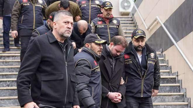 <p><span style="color:#B22222"><strong>İFADESİYLE SAVCILIĞI TESPİTLERİ &Ccedil;ELİŞTİ</strong></span></p>

<p>Soruşturma kapsamında elde edilen verilere g&ouml;re; Yıldızhan, cinayet haberini alır almaz Ankara&rsquo;dan yola &ccedil;ıkarak İstanbul&rsquo;a ulaştı. Ancak bu yolculuk ve sonrasındaki adımları, resmi makamların ulaştığı bulgularla &ccedil;elişti. Sevk yazısında, Yıldızhan'ın katil zanlısını ka&ccedil;ırdığı iddia edilen şahıslarla, tam da ka&ccedil;ış eylemi ger&ccedil;ekleştirildiği esnada defalarca g&ouml;r&uuml;nt&uuml;l&uuml; g&ouml;r&uuml;şme yaptığı bilgisi yer aldı.</p>
