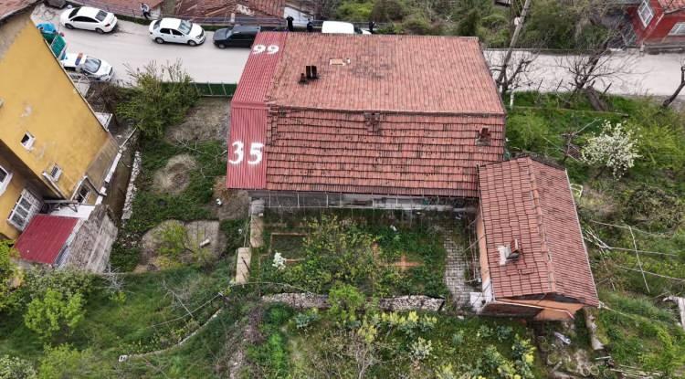 <p>M.D., Allah tarafından kendisine tebliğ yapıldığını s&ouml;yledi. Erzurum'un İspir il&ccedil;esinde yaşandığını &ouml;ne s&uuml;rd&uuml;ğ&uuml; bir olayın ardından ailelerinin takip altına alındığını iddia eden M.D., kendisinin kamuoyunda bilinen bazı isimlerle ilgisinin olmadığını s&ouml;yledi.</p>
