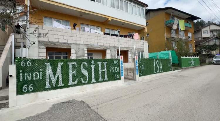 <p>K&uuml;&ccedil;&uuml;k yaşlardan itibaren ailesinin &ccedil;evresinin kuşatıldığını d&uuml;ş&uuml;nd&uuml;ğ&uuml;n&uuml; aktaran M.D., Mesihlik iddiasının yaklaşık 5 ila 8 yıl &ouml;nce kesinlik kazandığını ileri s&uuml;rd&uuml;.</p>
