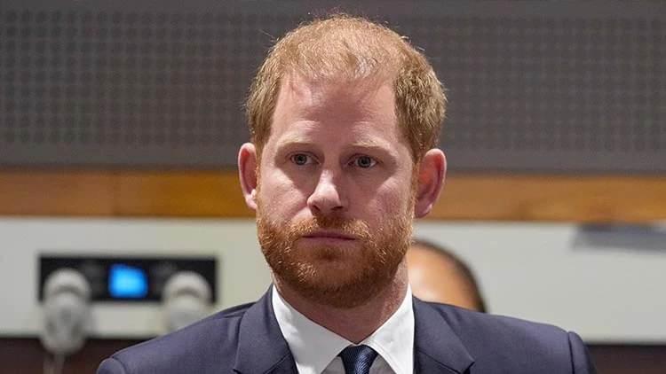 <p><strong>2 Nisan 2026 tarihinde Londra'da g&ouml;r&uuml;len son duruşmada Prens Harry'nin bir gazeteci ile olan &ouml;zel yazışmalarının orataya &ccedil;ıkması &ccedil;ok konuşulurken mesajların mahkemeye verilmesiyle davanın t&uuml;m seyrini değiştirebileceği konuşuluyor.</strong></p>
