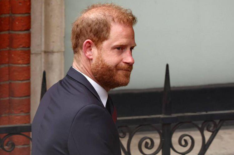 <p><strong>Prens Harry bazı gazetecilere hitaben yazdığı yazıda<em><span style="color:#800080">&nbsp;"Peşimizde olduğunuzu biliyorum, ailemin g&uuml;venliğini tehlikeye atıyorsunuz" </span></em>şeklinde konuşurken , bazı yazılarında da haberlerin yayılmasını engelleme i&ccedil;in kurduğu pazarlık i&ccedil;eren diyaloglar da dikkat &ccedil;ekiyor.</strong></p>
