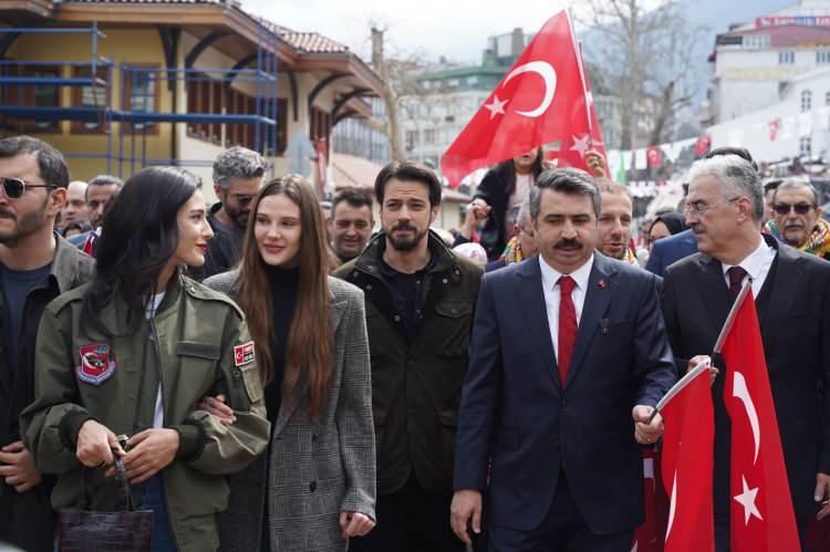 Kuruluş Orhan oyuncuları Bursa'nın fethinin 700. yılı y&uuml;r&uuml;y&uuml;ş&uuml;nde!