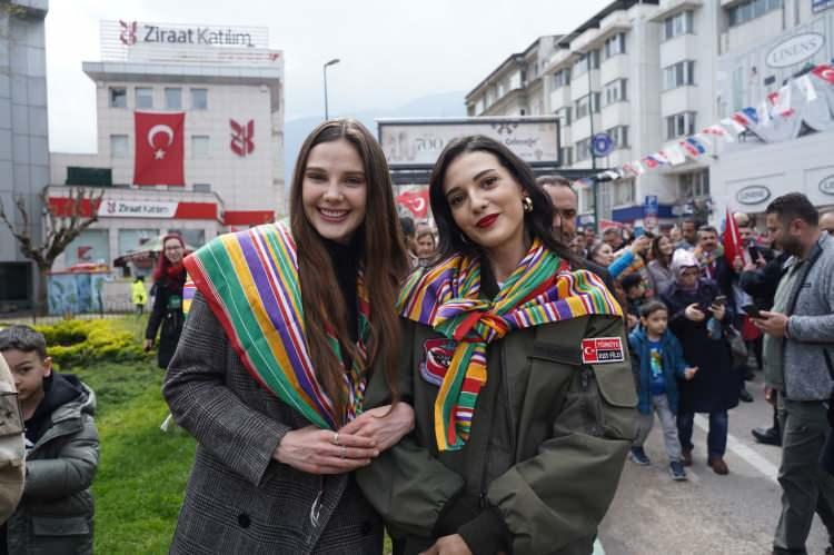 <p>On binlerce fetih y&uuml;r&uuml;y&uuml;ş&uuml; yapıldı. Osman ve Orhan Gazi t&uuml;rbe ziyaretleri sonrası binlerce kişinin katıldığı bir s&ouml;yleyişi ger&ccedil;ekleştirildi.&nbsp;</p>
