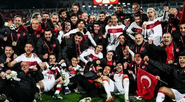 Milli gurur geceye damga vurdu! &Uuml;nl&uuml;lerin paylaşımları sosyal medyayı salladı