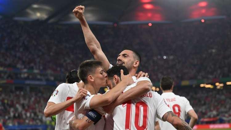 <p><strong><span style="color:#FF0000">Ay-Yıldızlı</span> ekibimiz <span style="color:#FF0000">Play-off</span> finalinde Kosova engellini aşarak adını <span style="color:#FF0000">D&uuml;nya Kupası'na</span> yazdırmayı başardı. Ma&ccedil;ın başından sonuna kadar nefeslerin tutulduğu zorlu deplasmanda, millilerimizin<span style="color:#FF0000"> 1-0'lık</span> &uuml;st&uuml;nl&uuml;ğ&uuml;yle t&uuml;m &uuml;lke sevince boğuldu.</strong></p>

<p><strong>Ma&ccedil;ın bitişiyle birlikte sosyal medya platformları adeta bir kutlama alanına d&ouml;n&uuml;şt&uuml;. <span style="color:#FF0000">"Sizinle gurur duyuyoruz"</span> etiketi kısa s&uuml;rede d&uuml;nya g&uuml;ndemine otururken, &uuml;nl&uuml;lerin galibiyet paylaşımları &ccedil;ok konuşuldu.</strong></p>

<p><em><span style="color:#FF0000"><strong>İşte o tarihi geceden kareler ve &uuml;nl&uuml;lerin coşku dolu paylaşımları...</strong></span></em></p>
