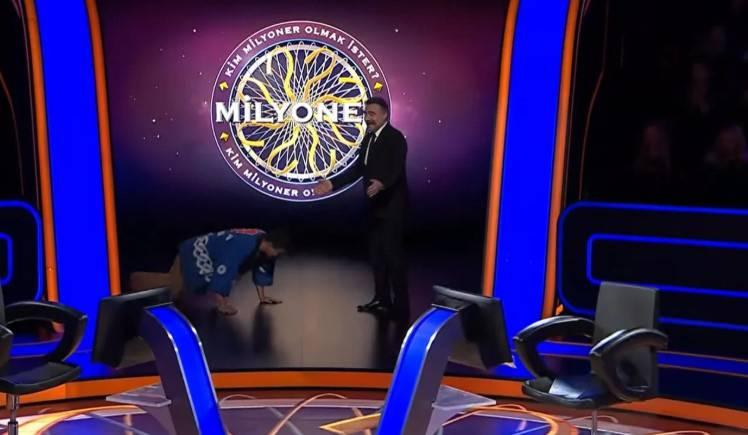 <p><strong>SAYGISINI G&Ouml;STERMEK İ&Ccedil;İN YERE KAPANDI</strong></p>

<p>T&uuml;rkiye&rsquo;ye duyduğu ilgiyi dile getiren Kohei Muranaga, yarışma sırasında saygı ifadesi olarak aniden yere y&uuml;z&uuml;st&uuml; uzandı. Geleneksel bir davranış olduğunu belirten yarışmacı, <span style="color:#B22222">"</span><strong><span style="color:#B22222">Size saygımı g&ouml;stermeme izin verin. 2 dakika b&ouml;yle durayım"</span>&nbsp;</strong>s&ouml;zleriyle kendini ifade etti.&nbsp;</p>
