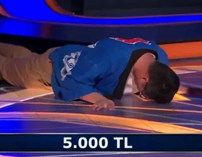 <p>Yarışmadan ayrılırken yaptığı a&ccedil;ıklamada paradan &ccedil;ok bu deneyimin kendisi i&ccedil;in değerli olduğunu vurgulayan Muranaga, "<span style="color:#B22222"><strong>Sizinle tanışmak benim i&ccedil;in daha b&uuml;y&uuml;k bir &ouml;d&uuml;l&rdquo;"</strong></span>diyerek vedasında da yere uzandı.</p>

<p>&nbsp;</p>
