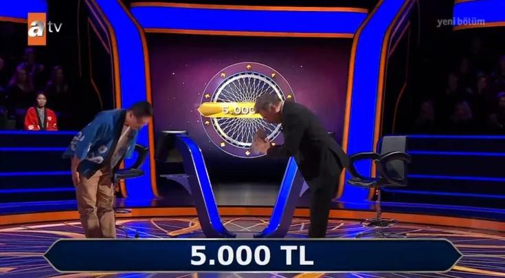 <p>Kaynarca, saygısını g&ouml;stermek adına yere uzanarak selam veren Japon yarışmacıya <span style="color:#B22222"><strong>"Kurban olayım kalk" </strong></span>s&ouml;zleri ile karşılık verdi.</p>
