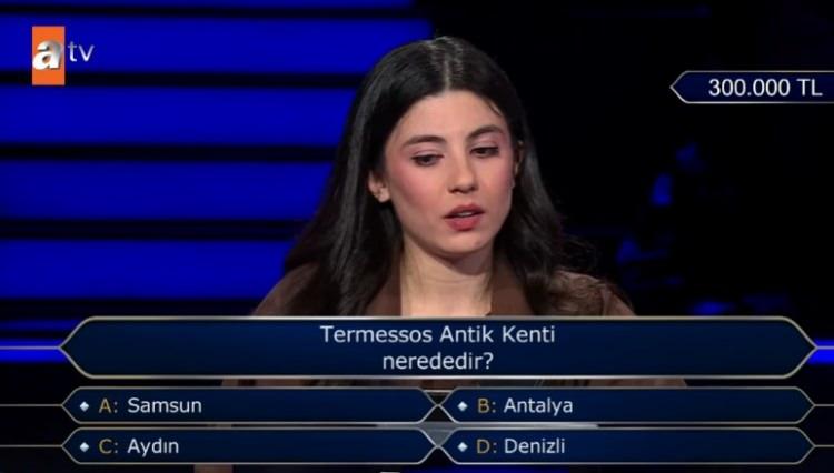 <p><span style="color:#FF0000"><strong>300 BİN TL DEĞERİNDEKİ SORUYA ULAŞTI</strong></span></p>

<p><strong>İlk soruları kolaylıkla yanıtlayan gen&ccedil; yarışmacı, ikinci baraj sorularına kadar ulaştı. 300 bin TL değerindeki soruyu a&ccedil;tırmaya hak kazanan yarışmacının karşısına tarih tutkunlarını heyecanlandıran bir soru &ccedil;ıktı.</strong></p>
