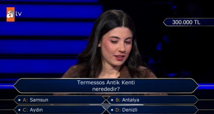 <p><span style="color:#FF0000"><strong>UZUN BİR S&Uuml;RE D&Uuml;Ş&Uuml;ND&Uuml;</strong></span></p>

<p><strong>Yarışmacı, "Termessos Antik Kenti nerededir?" sorusunu g&ouml;r&uuml;nce "A- Samsun", "B- Antalya", "C- Aydın" ve "D- Denizli" se&ccedil;eneklerini arasında uzun bir s&uuml;re d&uuml;ş&uuml;nd&uuml;.</strong></p>
